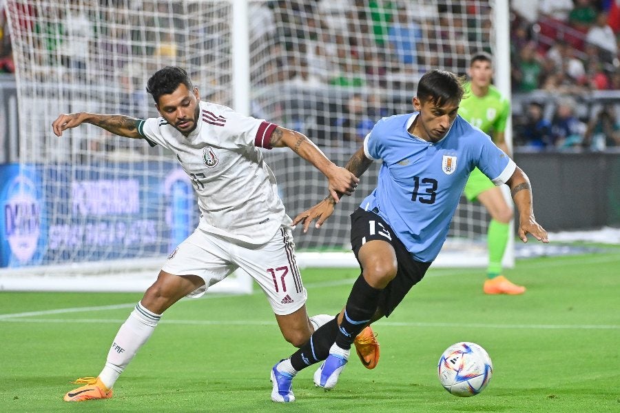 Tecatito Corona durante un partido con el Tri