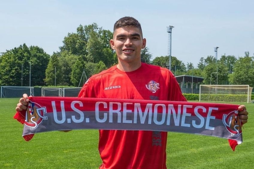 Johan Vásquez en su presentación con el Cremonese