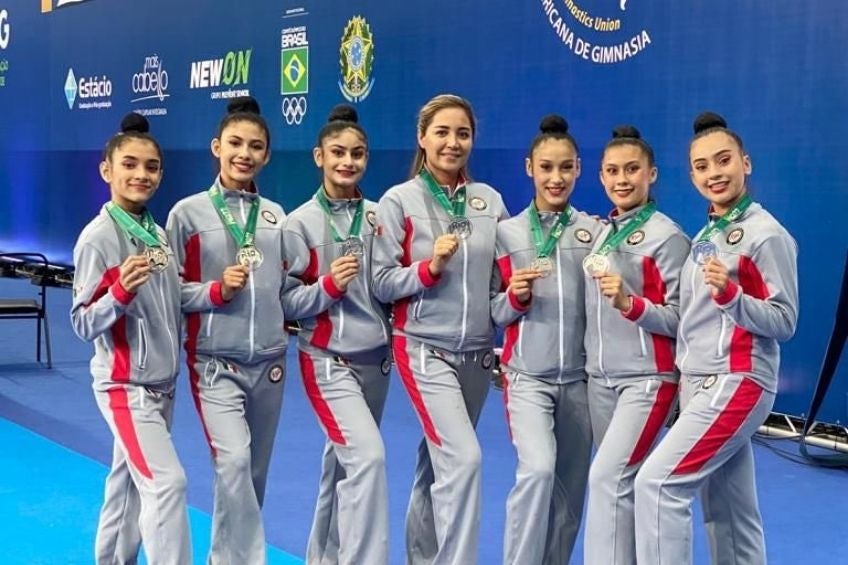 Atletas mexicanas tras obtener la medalla de plata