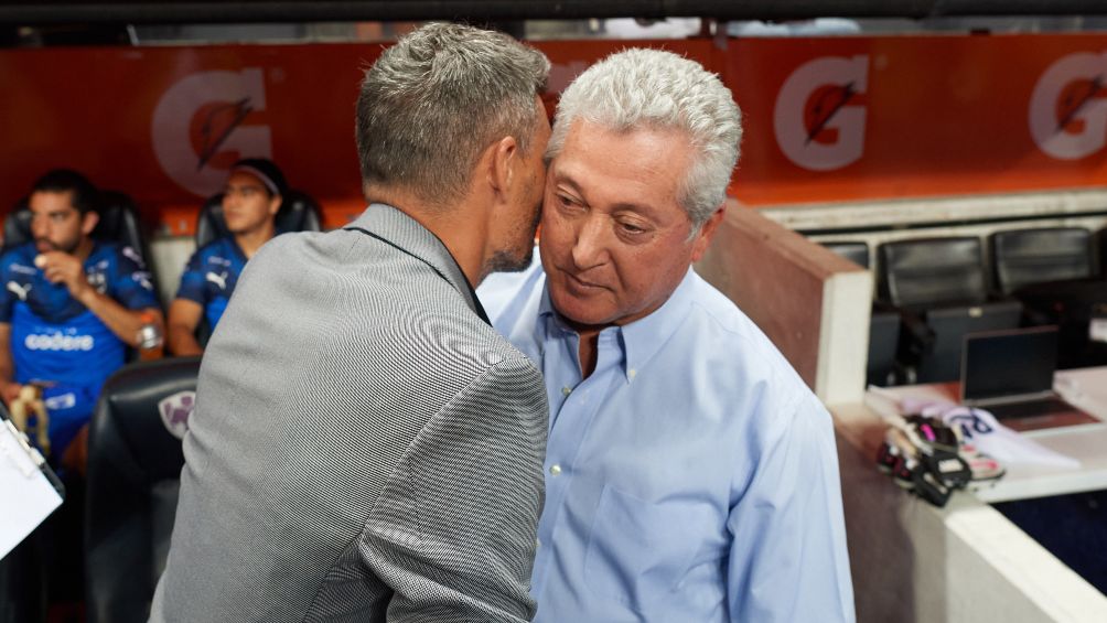Vucetich y Ortiz se abrazaron previo al inicio del partido