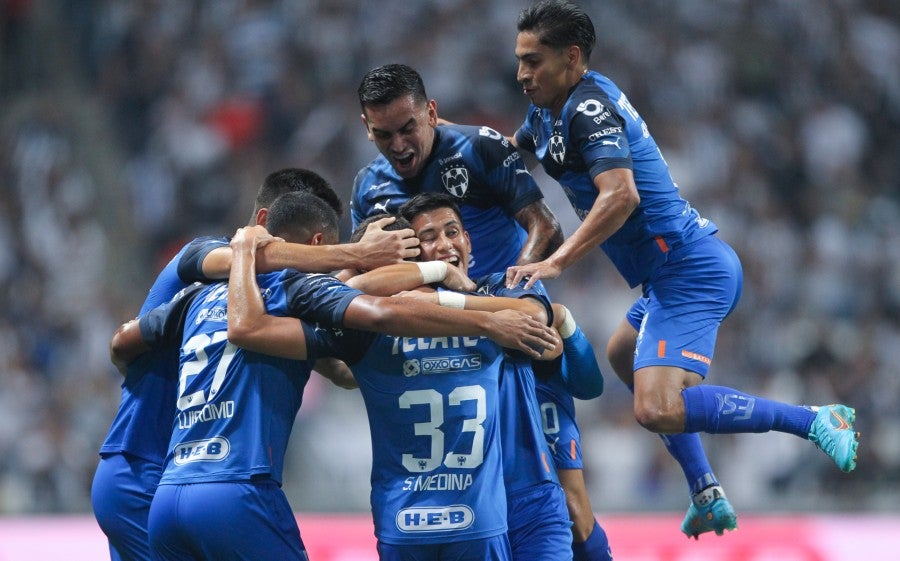 Jugadores de Rayados celebran el gol de Stefan Medina