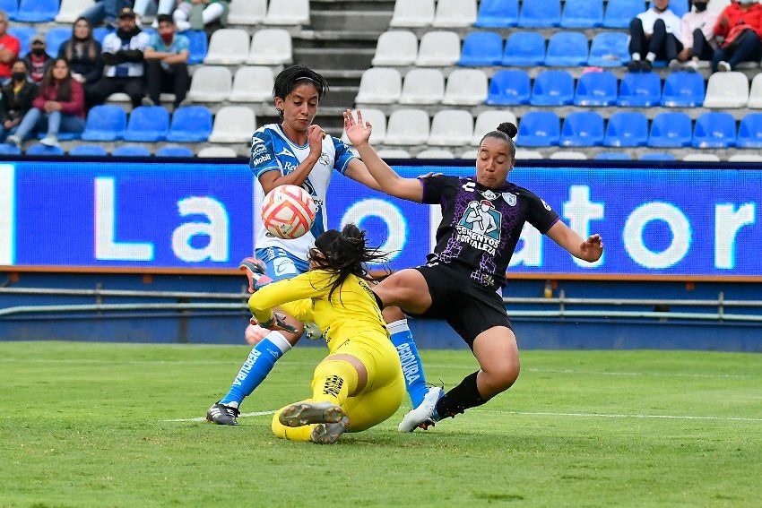 Charlyn Corral en un partido de Pachuca Femenil