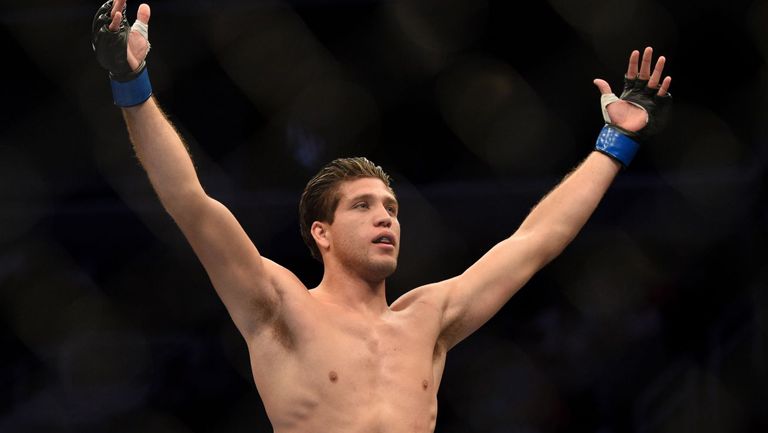 Brian Ortega celebra en UFC 