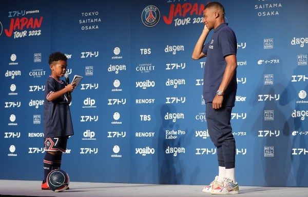 Pequeño japonés lee carta a los jugadores del PSG