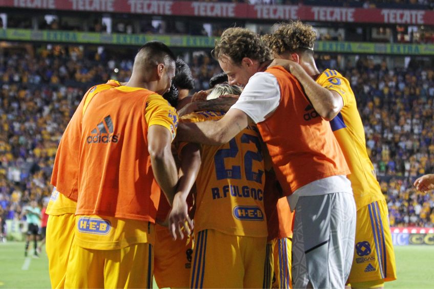 Jugadores de Tigres festejando un gol