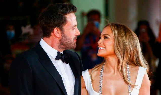 Ben Affleck y Jennifer López se miran con amor