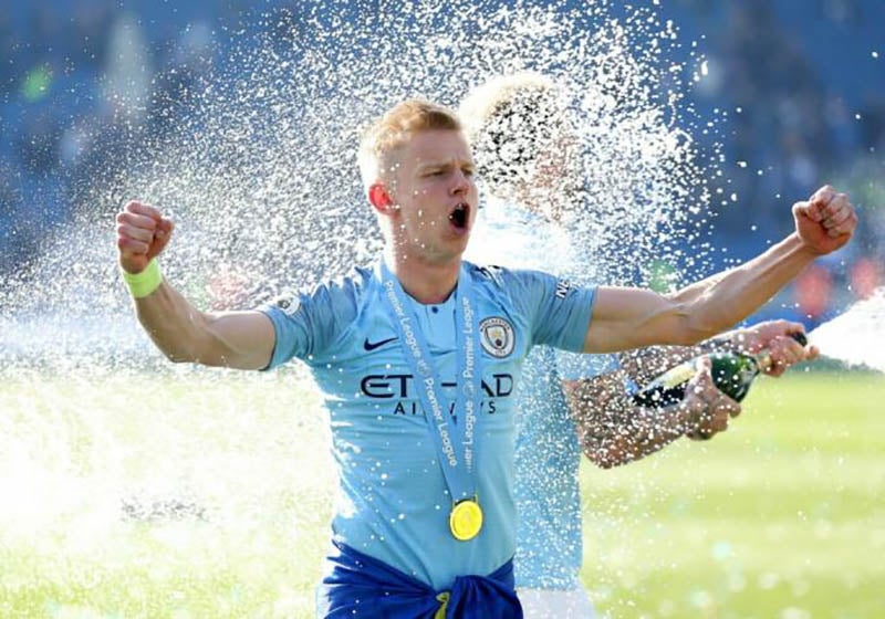 Oleksandr Zinchenko festeja un título con el Manchester City