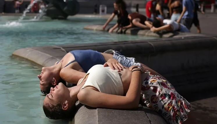 Jóvenes se refrescan ante ola de calor