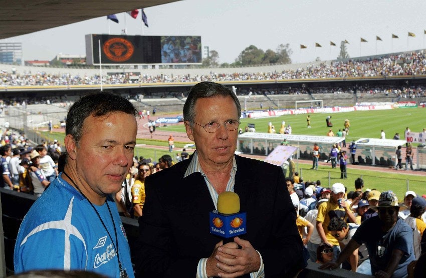 López-Dóriga en un partido de Pumas en 2007 