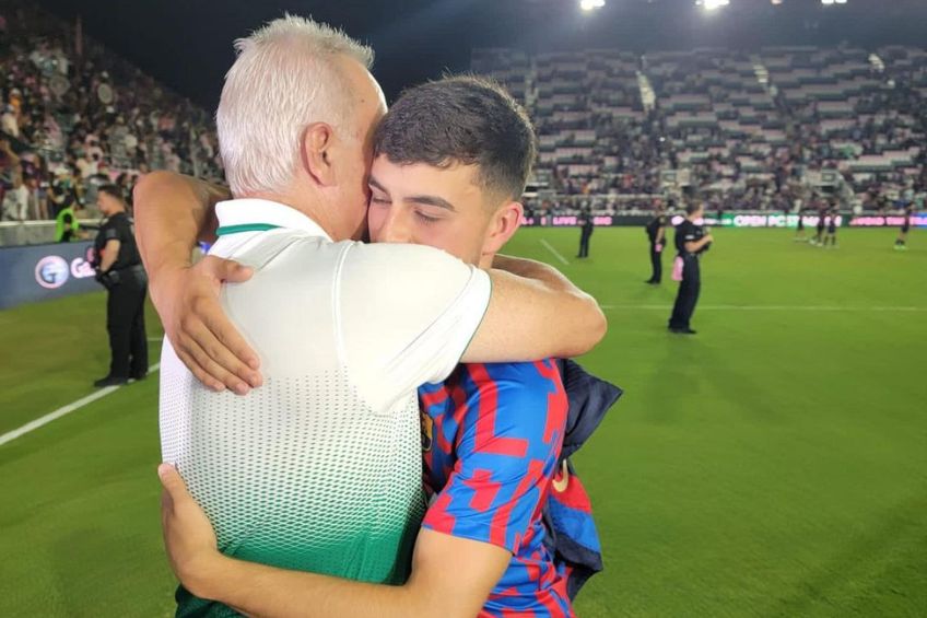 Hristo Stoichkov tras entregarle el jersey a Pedri