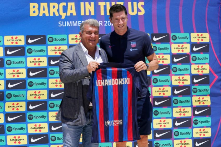 Robert Lewandowski en su presentación con el Barcelona