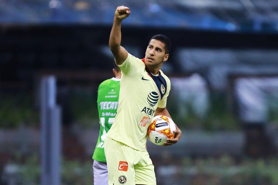 Cecilio Domínguez durante un partido con América