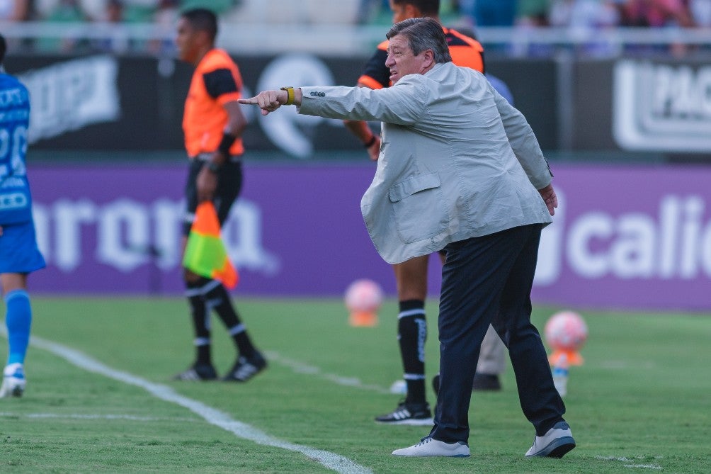 Miguel Herrera dirigiendo un partido con Tigres