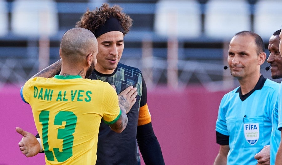 Alves con Guillermo Ochoa en Tokio 2020