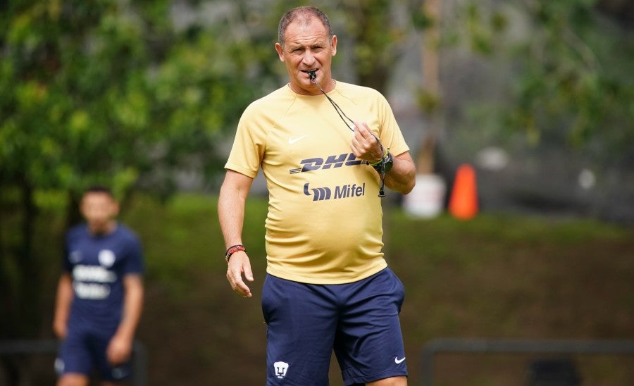 El técnico argentino en entrenamiento