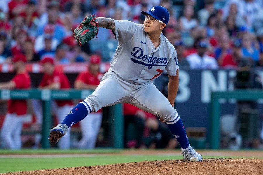 Julio Urías durante un partido con Dodgers