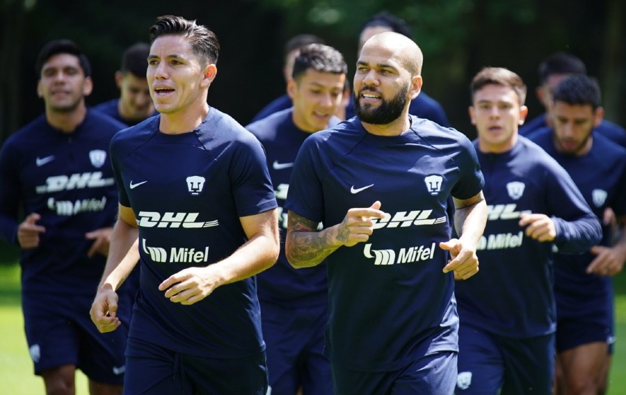 Alves en su primer entrenamiento con Pumas