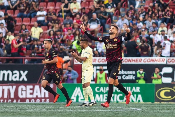 Lisandro López festeja gol con Xolos