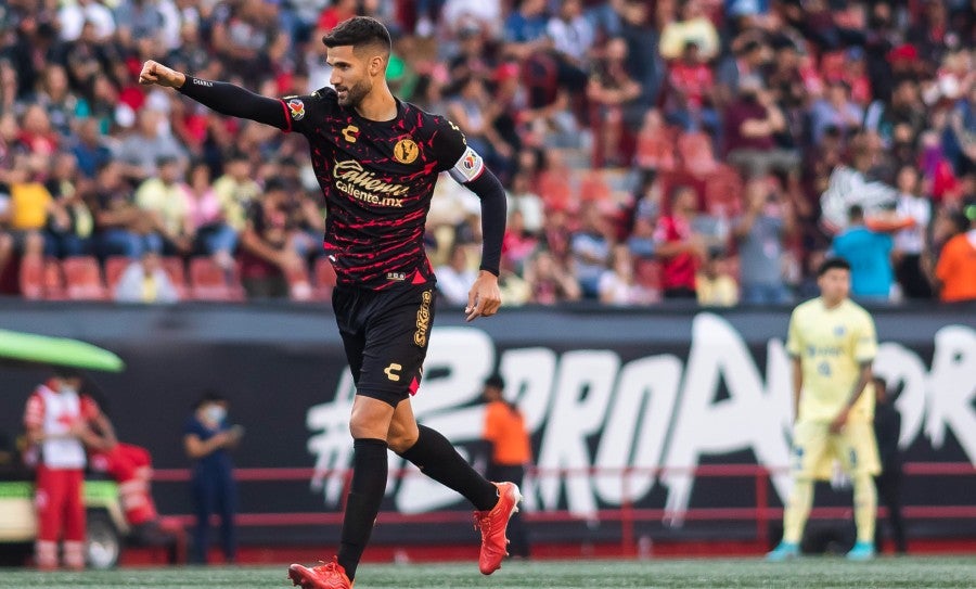 Lisandro López celebra gol