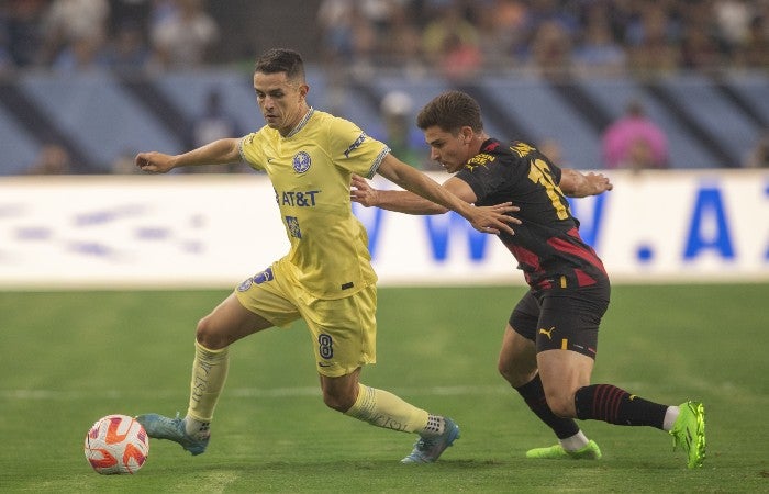 Fidalgo controla el balón en el amistoso contra Manchester City