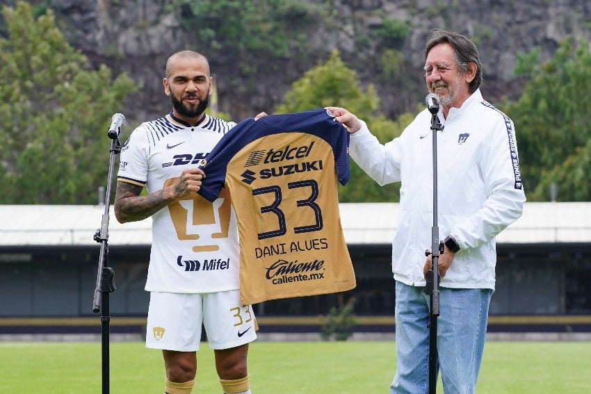 Dani Alves en su presentación con Pumas