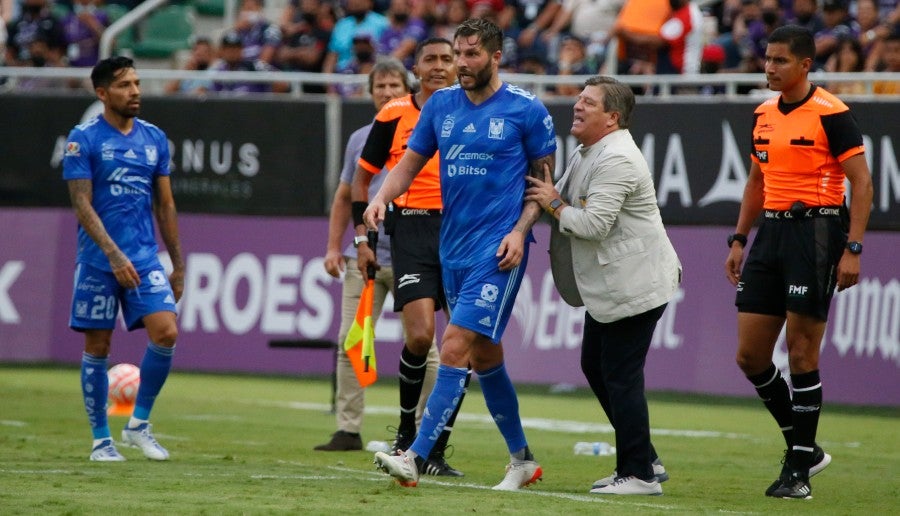 Herrera da instrucciones a Gignac