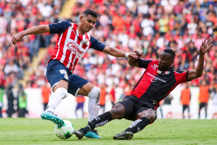 Gilberto Sepúlveda y Julián Quiñones disputando un balón