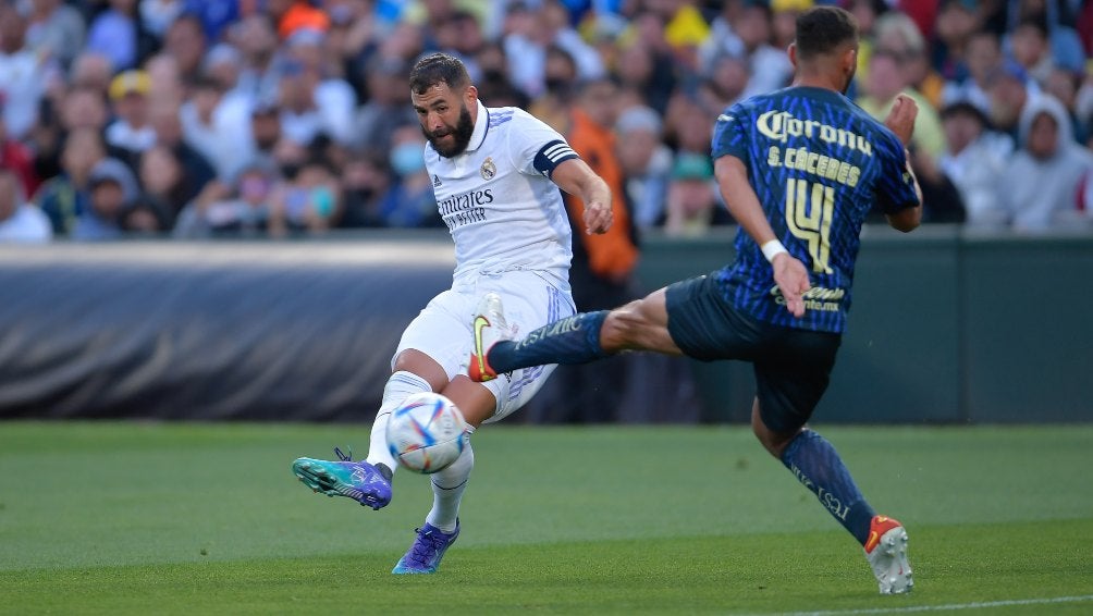 Karim Benzema definiendo ante América