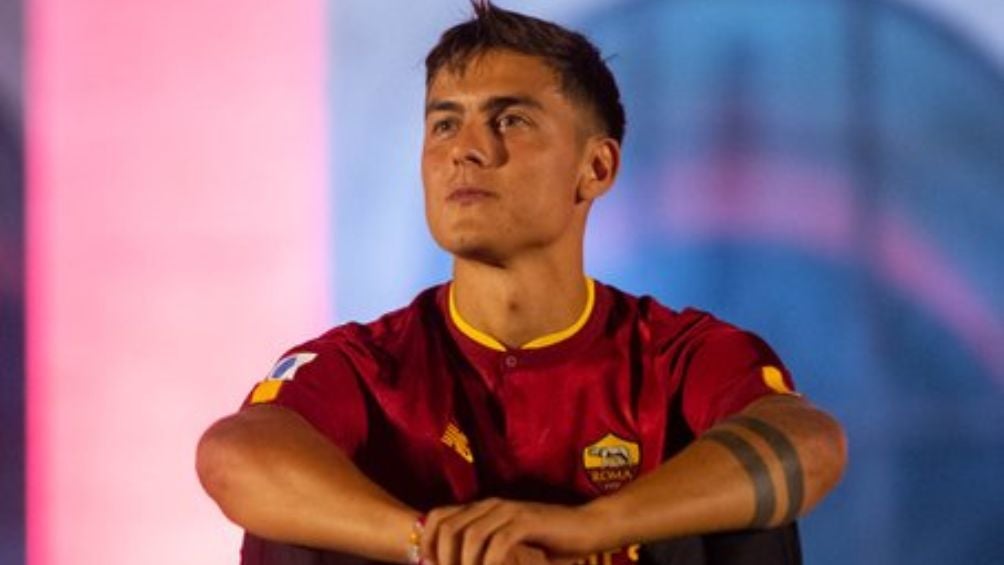 Dybala observa cómo lo ha recibido la afición de 'La Loba'