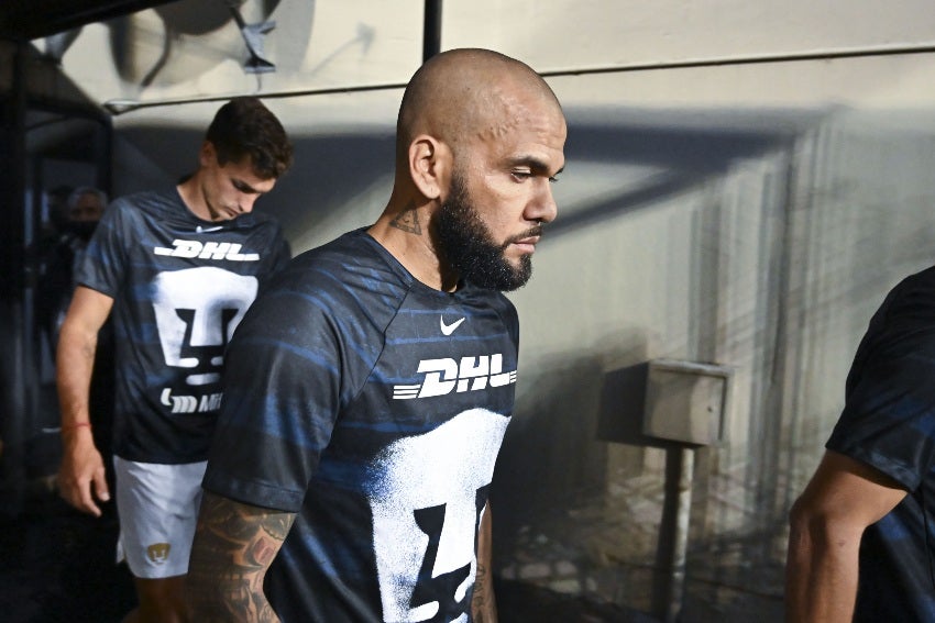 Dani Alves calentando con Pumas