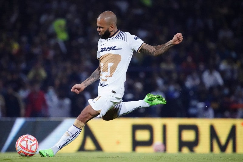 Dani Alves jugando con Pumas