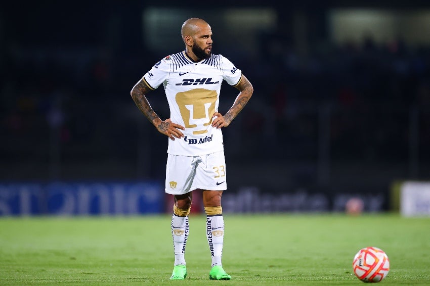 Dani Alves es su partido debut con Pumas