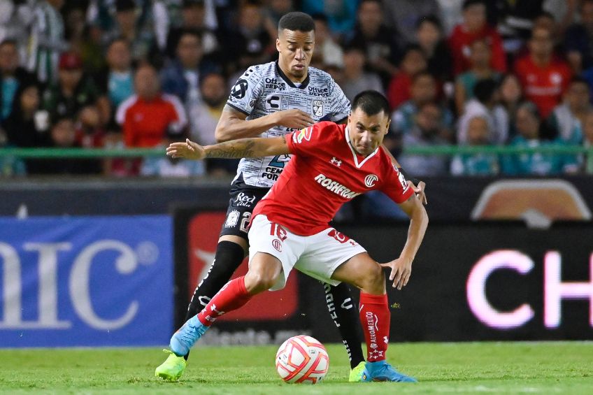 Jean Meneses y Byron Castillo disputando un balón