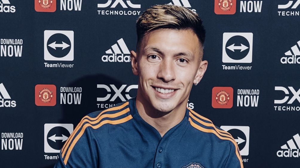 Martínez en la firma de su contrato con el United