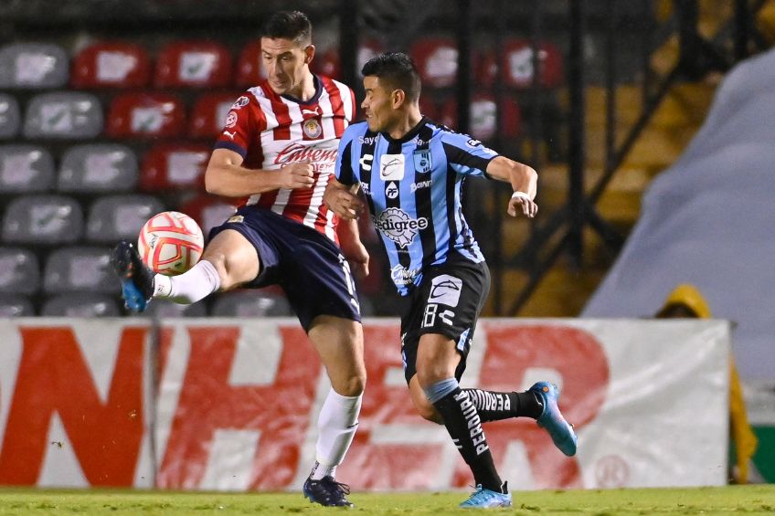 Santiago Ormeño durante un partido de Chivas