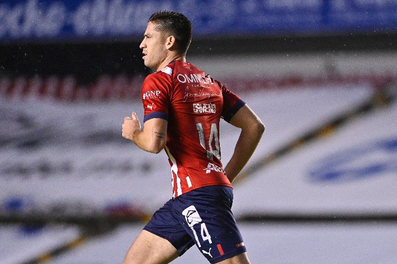 Santiago Ormeño jugando con Chivas