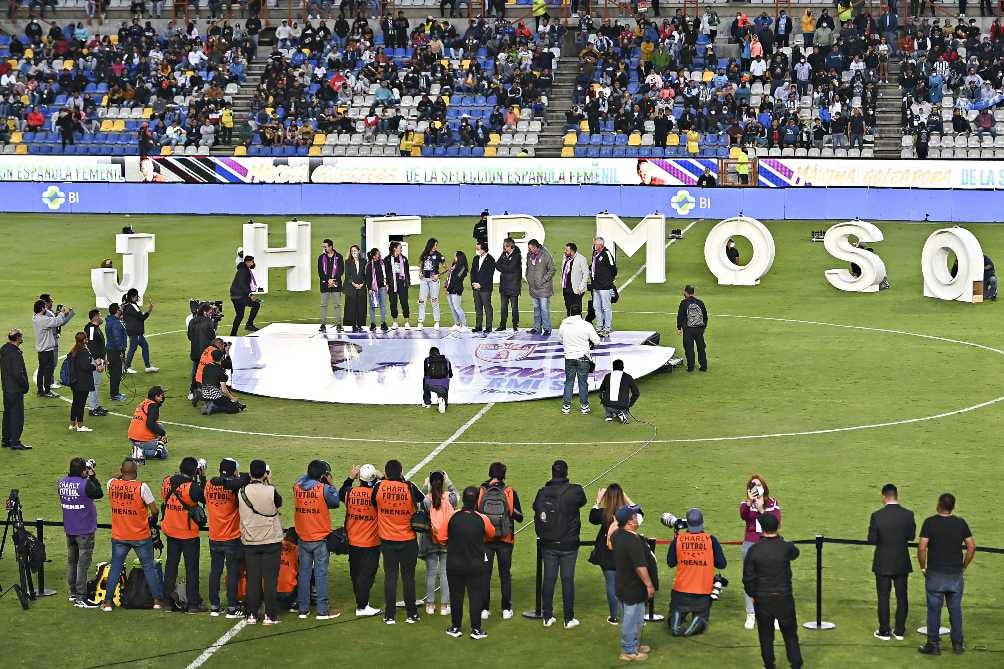 Jenni Hermoso fue presentada en el  Estadio Hidalgo