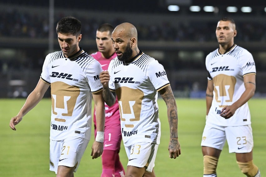 Dani Alves en su debut con Pumas