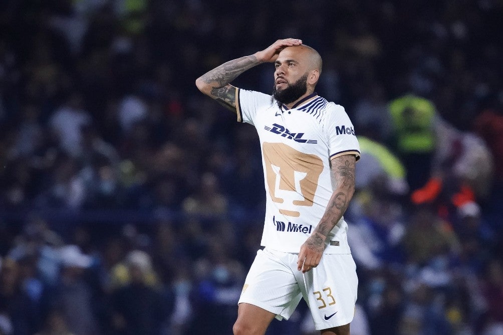 Dani Alves en su debut en la Liga MX