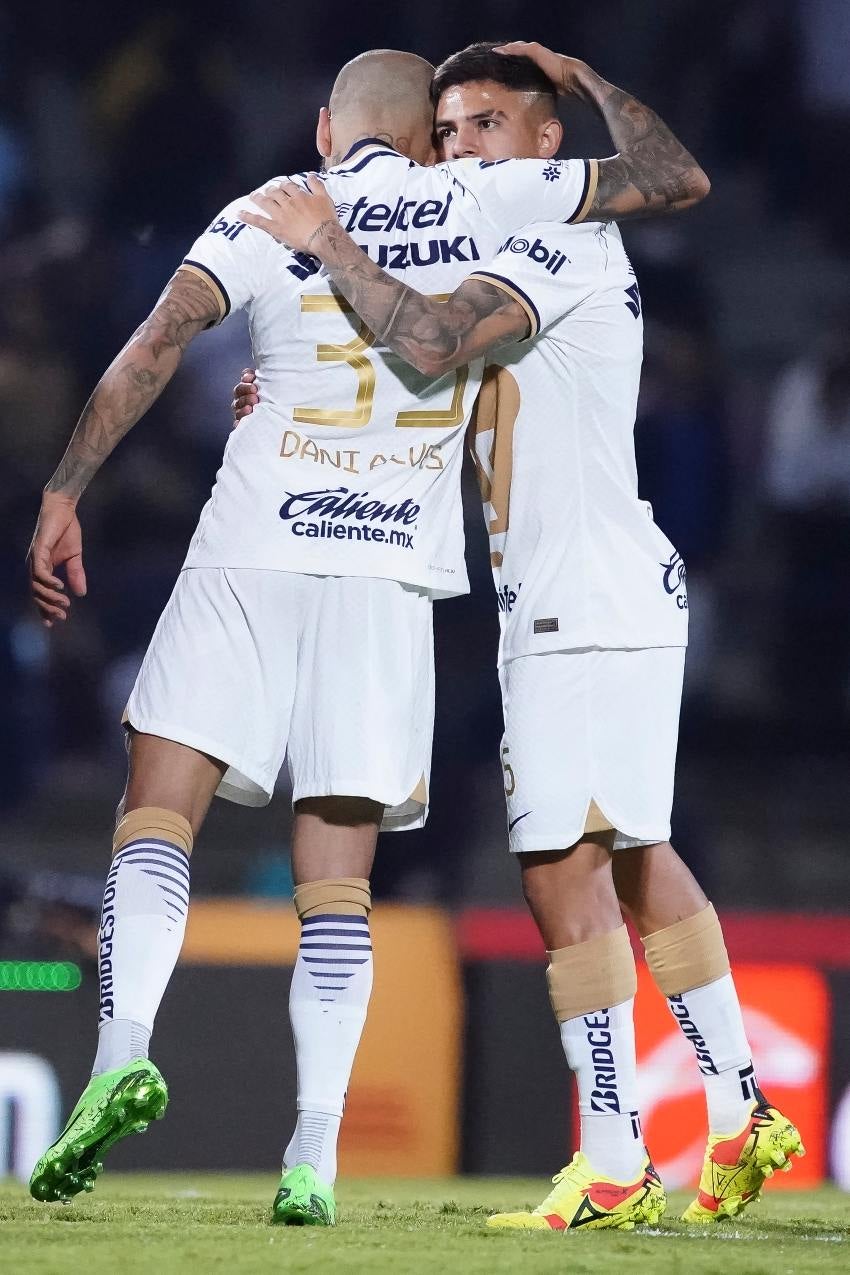 Dani Alves celebrando el gol de Pumas