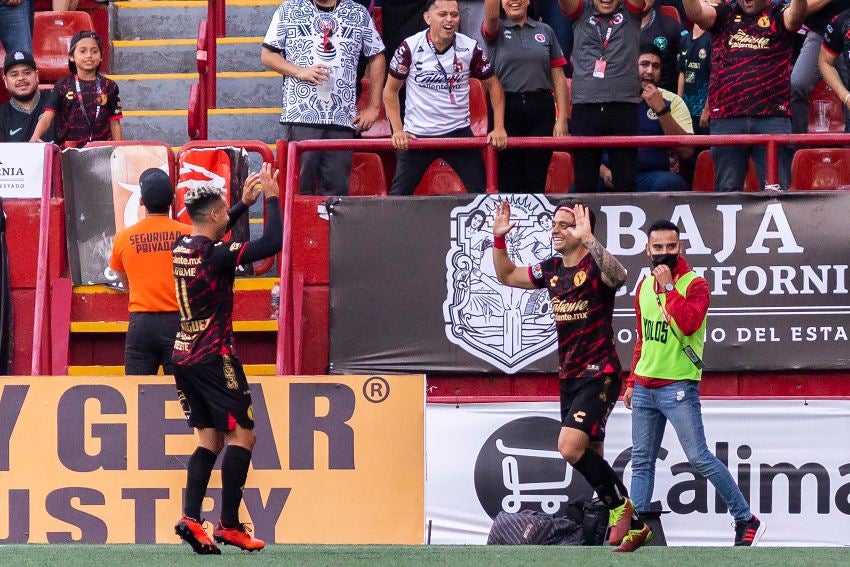 Montecinos celebrando un gol de Tijuana