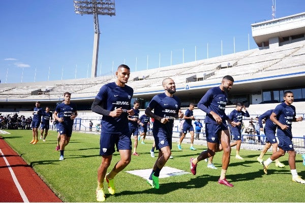 Dani Alves, Higor Meritao y Diogo de Oliveira en Pumas