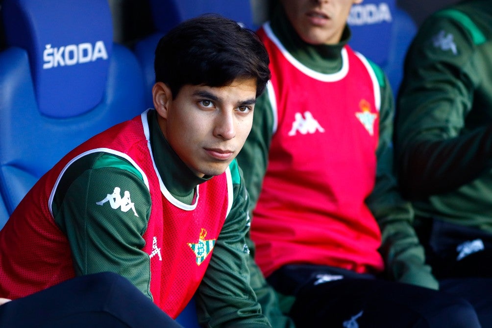 Diego Lainez en la banca del Betis