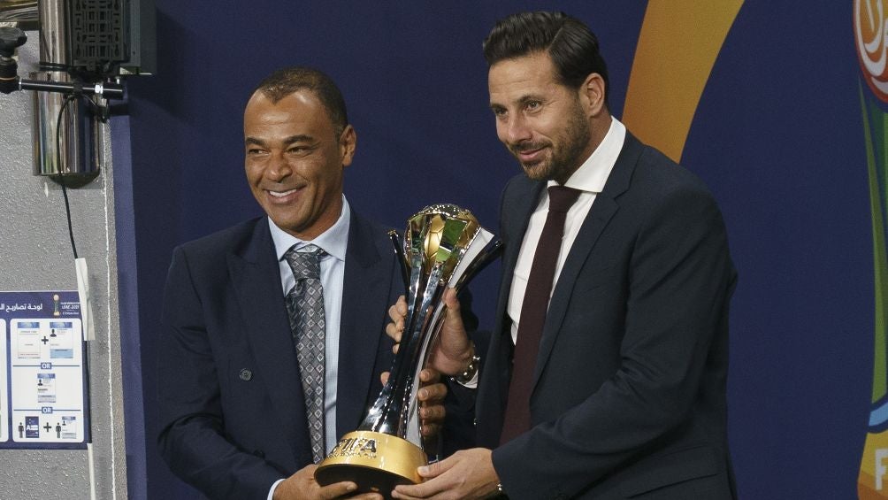 El peruano y Cafú cargan la Copa en Mundial de Clubes 2021