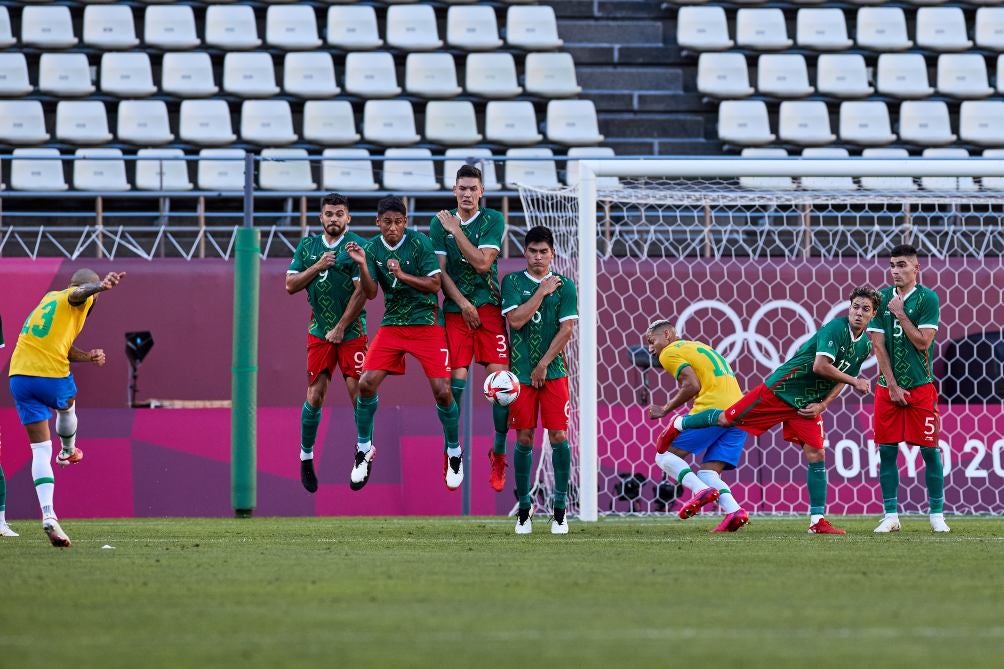 Dani Alves en acción ante México