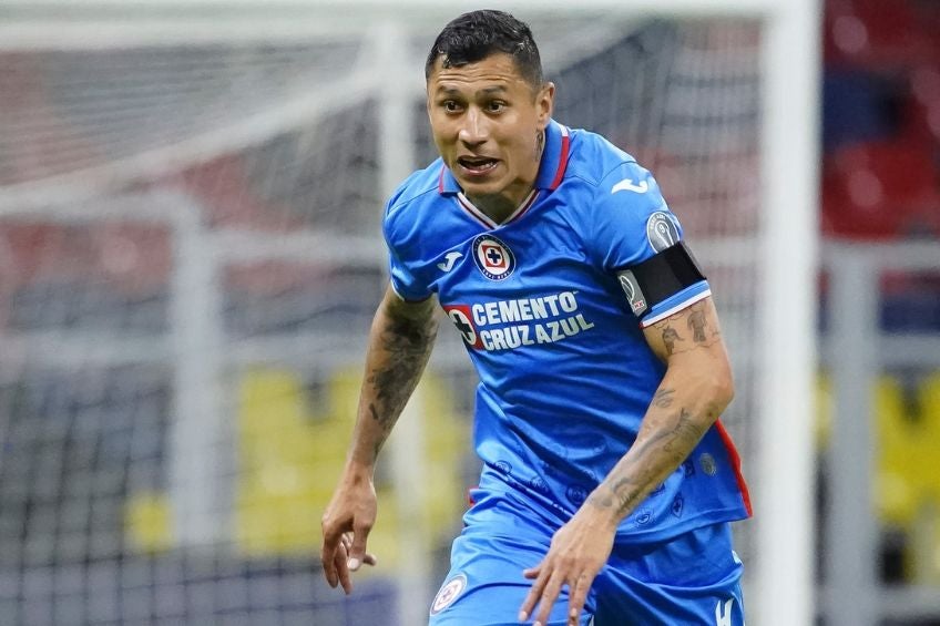 Julio César Domínguez durante un partido de Cruz Azul