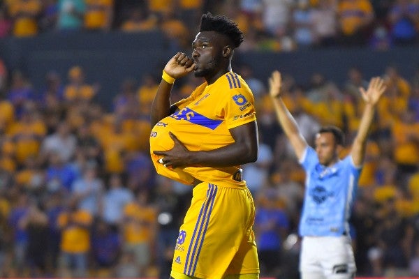 Jordy Caicedo celebra gol con Tigres