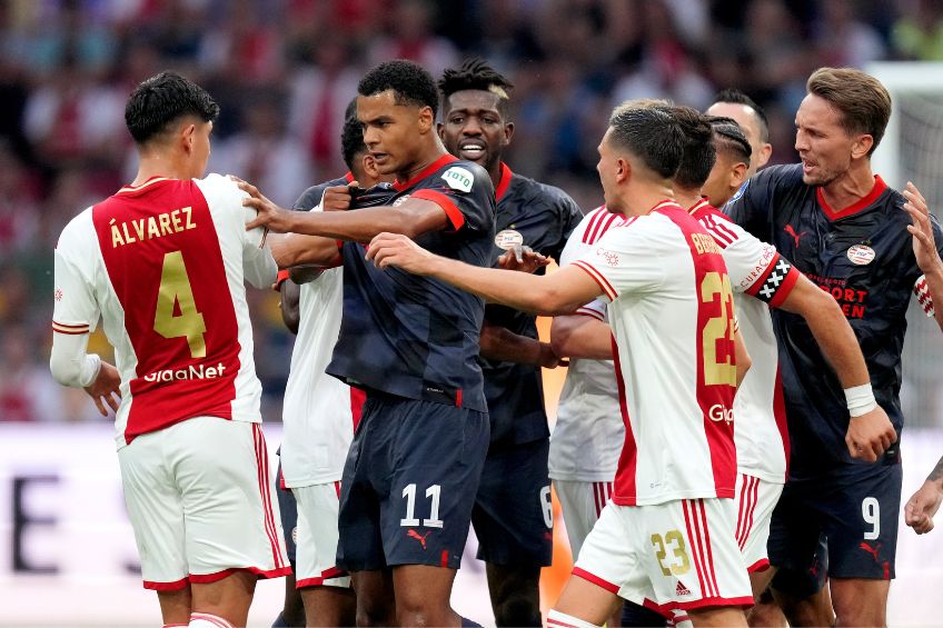 Jugadores del PSV y del Ajax durante el partido