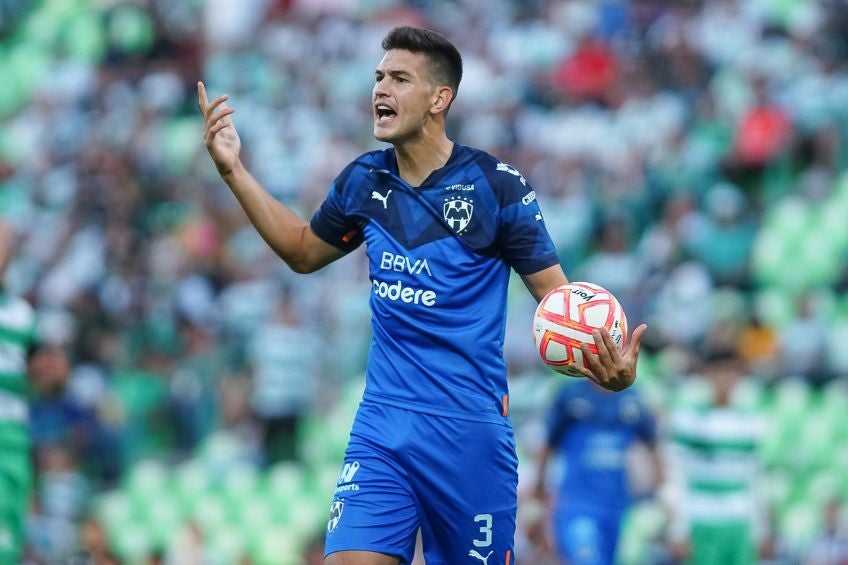 César Montes durante un partido de Rayados