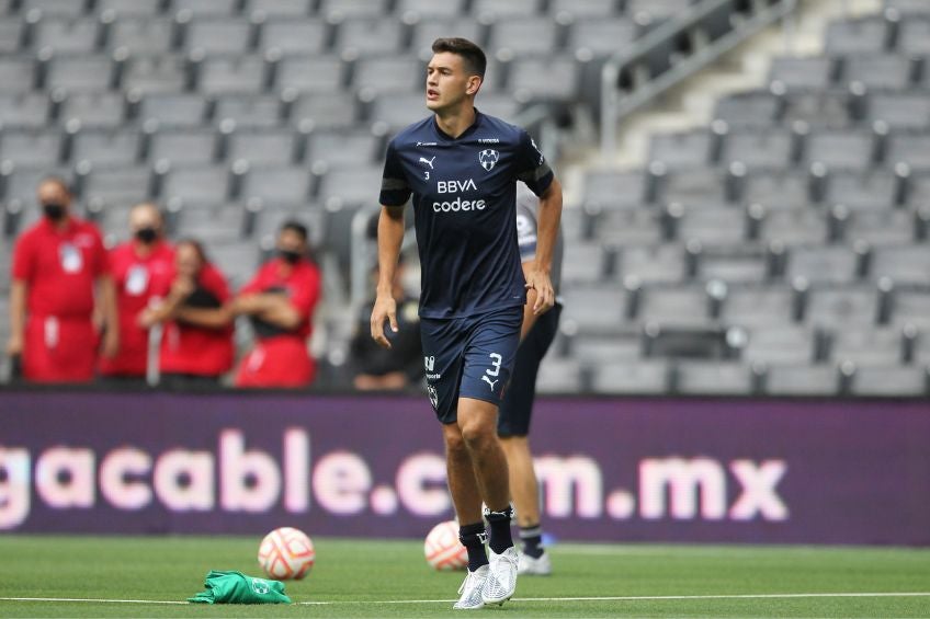 César Montes previo a un partido de Rayados